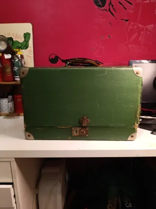 Máquina de coser NECCHI verde eléctrica.