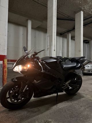 Yamaha R1 Negra