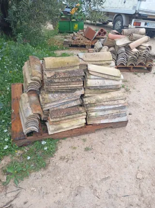 Tejas antiguas de barro.