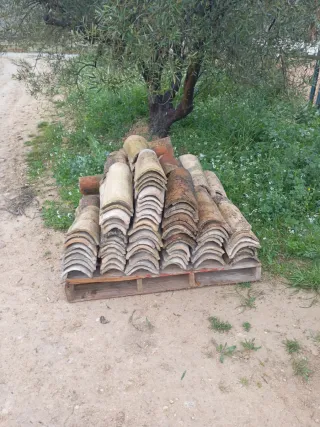 Tejas antiguas de barro.
