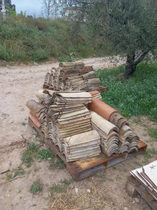 Tejas antiguas de barro.