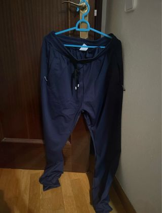 Pantalón deportivo azul y negro