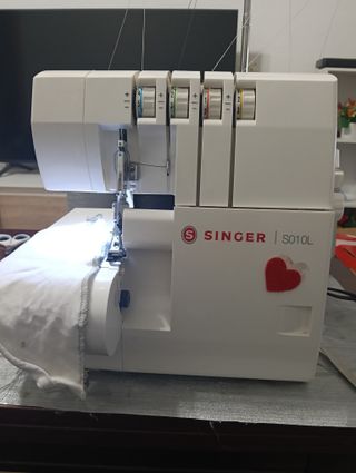 Máquina Remalladora Singer S010L