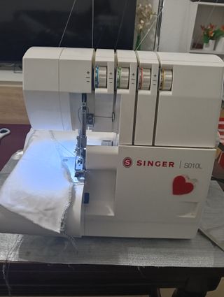 Máquina Remalladora Singer S010L