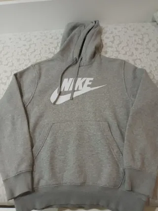 Sudadera gris con capucha