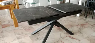 Mesa extensible efecto mármol negra