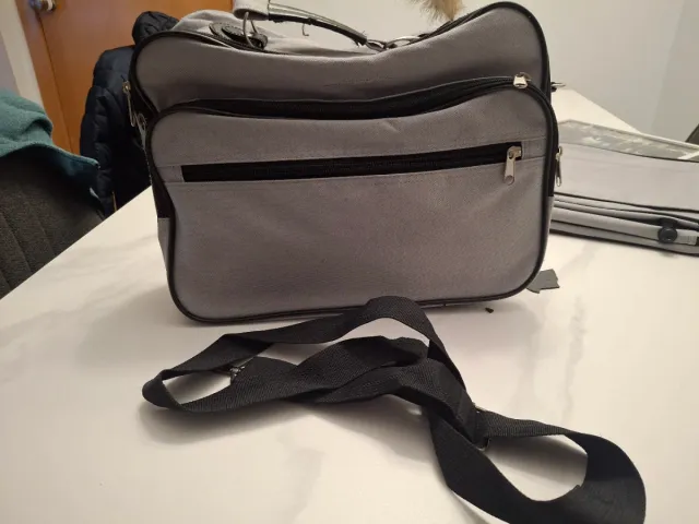 Bolsa portátil gris, nueva. + regalo otra,bien.
