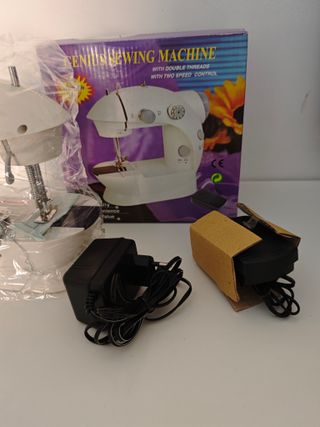 Maquina de coser pequeña blanca nueva