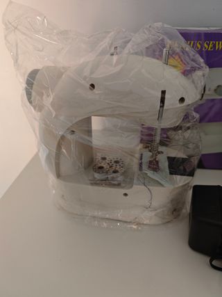 Maquina de coser pequeña blanca nueva