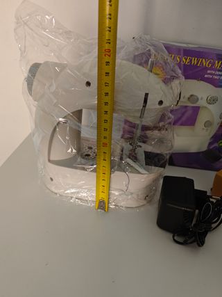 Maquina de coser pequeña blanca nueva