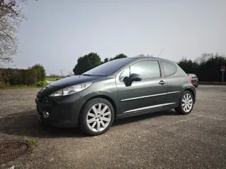 Peugeot 207 con bola y 172000 km