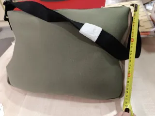 Mochila bandolera verde con dibujo