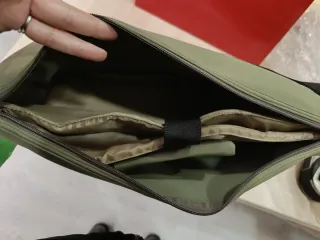 Mochila bandolera verde con dibujo