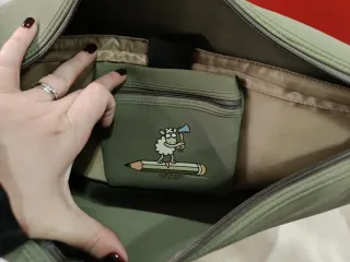 Mochila bandolera verde con dibujo