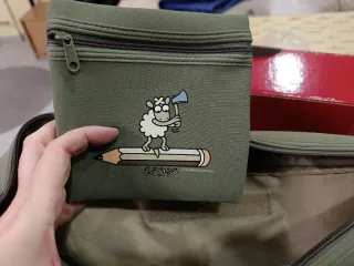 Mochila bandolera verde con dibujo