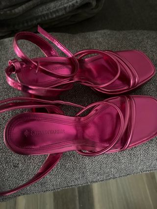 Sandalias de tacón rosa metalizado