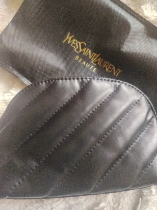 Borsa da toilette Yves Saint Laurent Nero