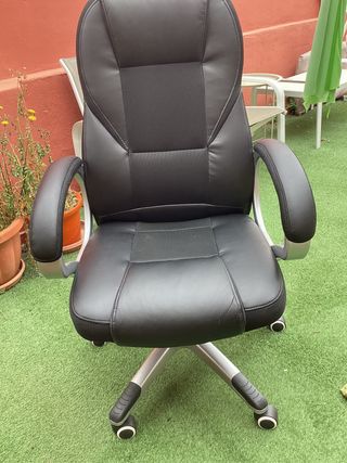 Silla de oficina con ruedas