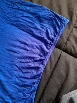 Blusa azul con nudo en hombro