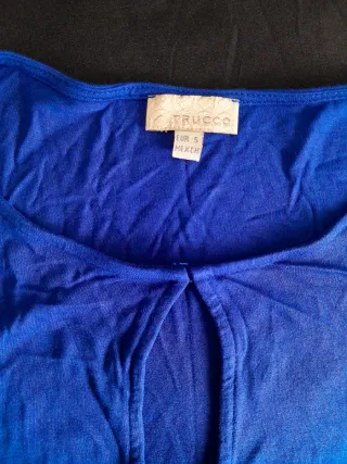 Blusa azul con nudo en hombro
