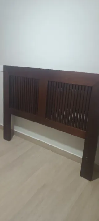 Cabecero de madera tinte barnizado