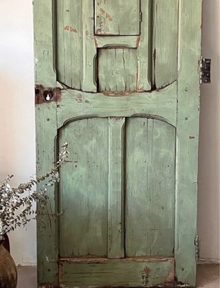 Puerta antigua con reja de hierro doble cara