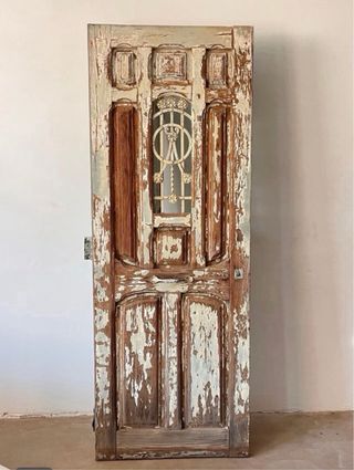 Puerta antigua con reja de hierro doble cara