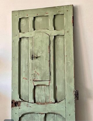 Puerta antigua con reja de hierro doble cara