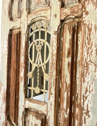 Puerta antigua con reja de hierro doble cara