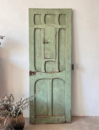 Puerta antigua con reja de hierro doble cara