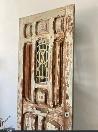 Puerta antigua con reja de hierro doble cara