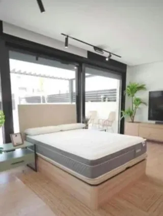 Base de cama con colchón y cabecero