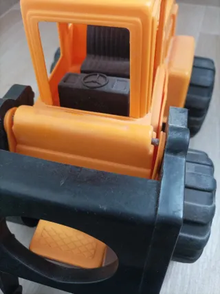 Excavadora de juguete naranja