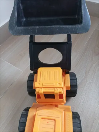 Excavadora de juguete naranja