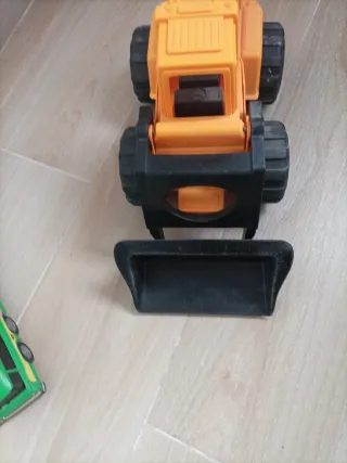 Excavadora de juguete naranja