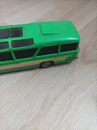 Autobús de juguete verde