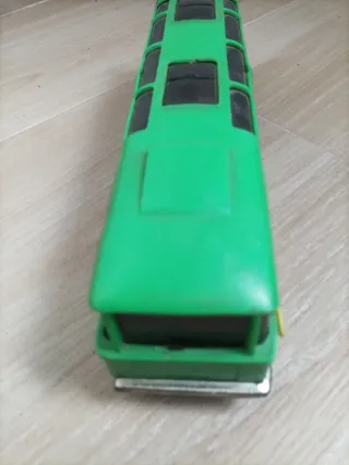 Autobús de juguete verde