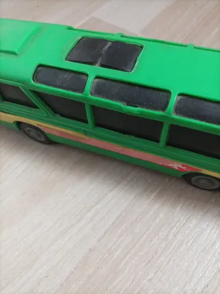 Autobús de juguete verde