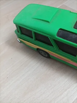 Autobús de juguete verde