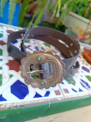 Cinturón de cuero hebillas plateadas y Turquesas.