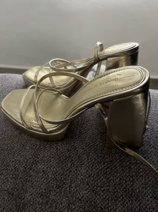 Sandalias doradas Bershka tacón plataforma