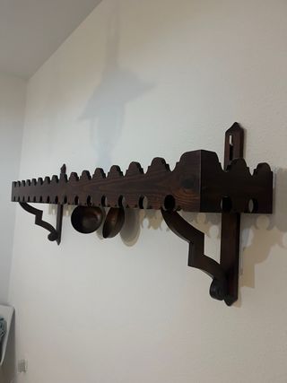 Estantería de madera rústica