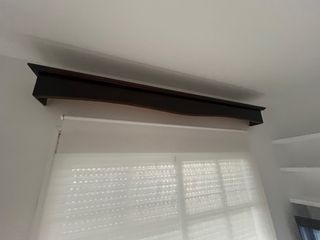 Estantería de madera rústica