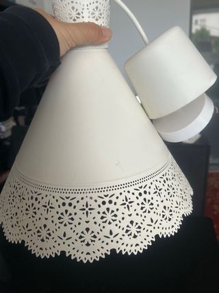 Lámpara de techo blanca con detalles