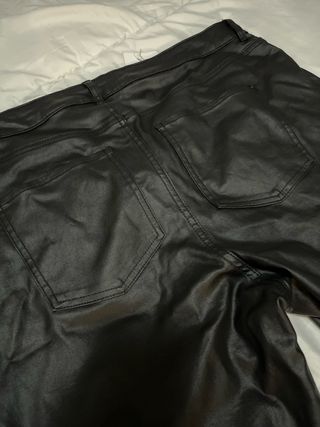 Pantalón efecto piel C&A negro