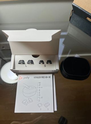 Auriculares Poly Voyager Free 60 + UC Negros