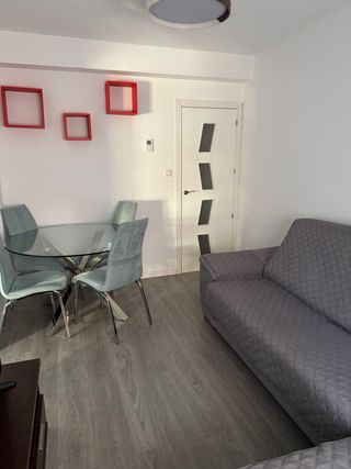 Mesa de diseño y 4 sillas