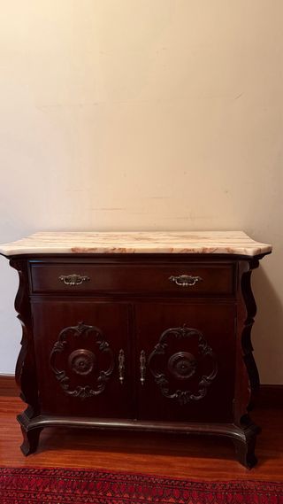 Mueble aparador de madera con mármol