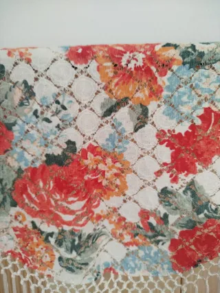 Mantoncillo niña floral con flecos