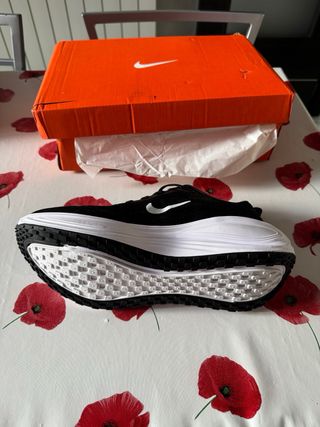Nike Vomero Plus Negro/Blanco
